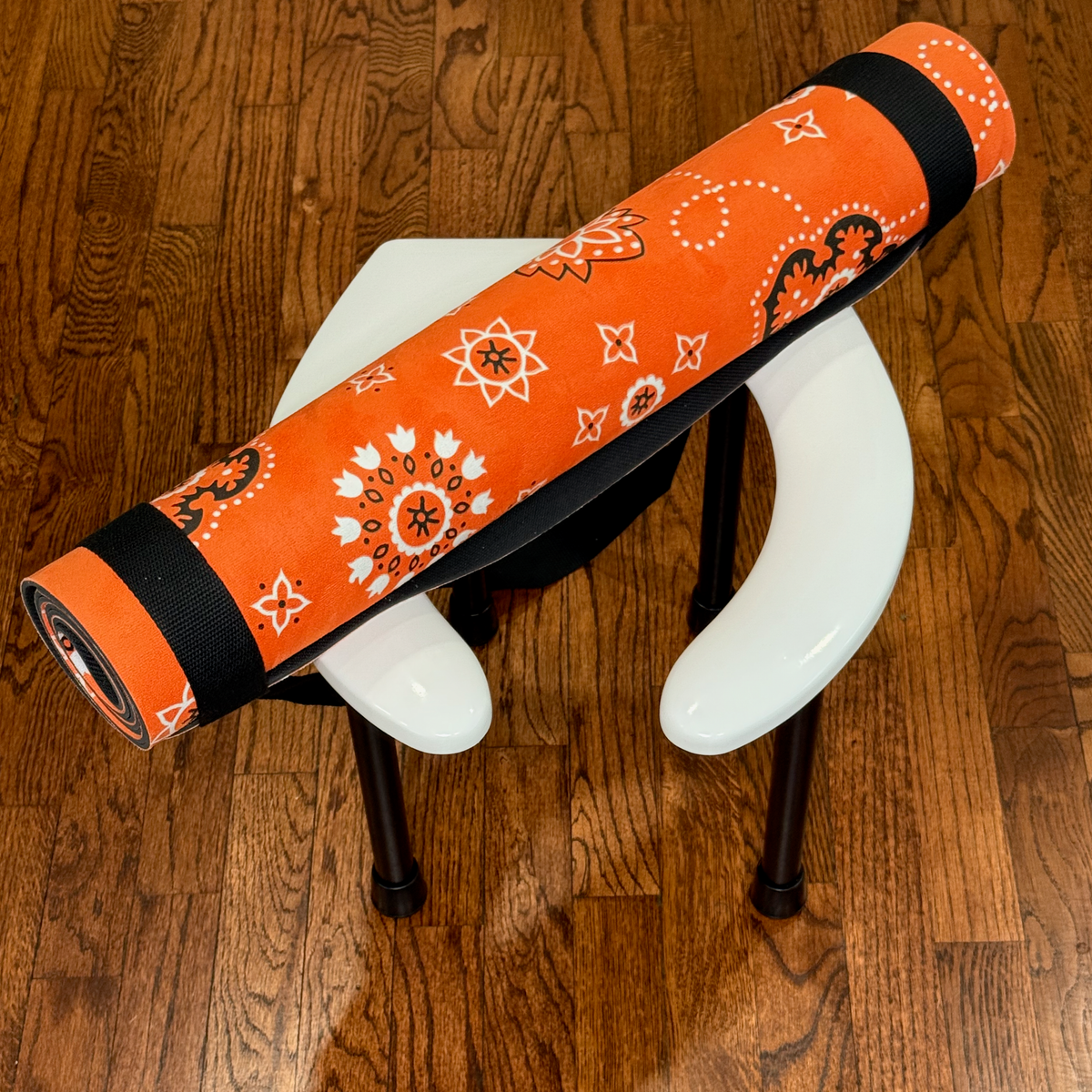 Twisted Jezebel Rim Ryder open front rim seat, handmade portable queening chair